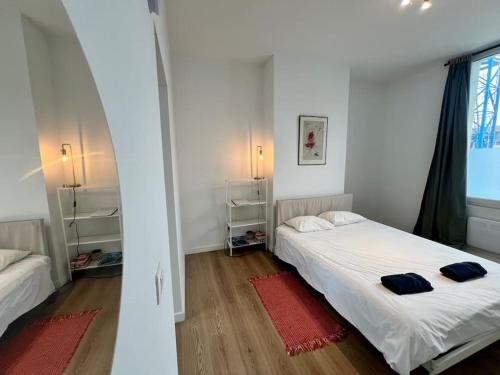 um quarto com uma cama branca e um tapete vermelho em Le cocon des cloutiers - Central & Moyen séjour em Liège