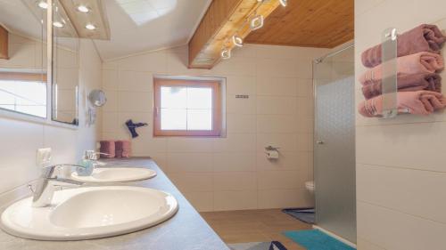 een badkamer met 2 wastafels en een douche bij Haus Stern in Neustift im Stubaital