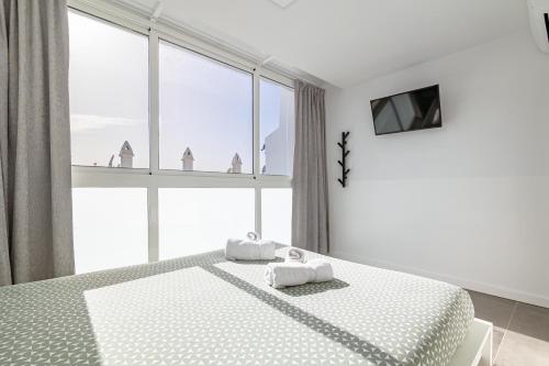 1 dormitorio con cama blanca y ventana grande en Villa Alessandra, Your Private Garden! en Maspalomas