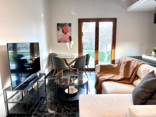 una sala de estar con un sofá y una mesa en Anna's Guesthouse - Lagonisi Beach, en Kalívia Thorikoú