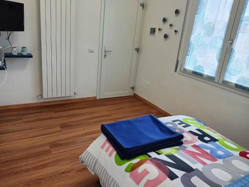 een slaapkamer met een bed met een koffer erop bij Sleep & Fly Villa Luisa in Case Nuove