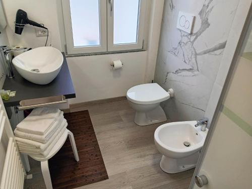 a bathroom with a toilet and a sink at Sleep & Fly Villa Luisa in Case Nuove
