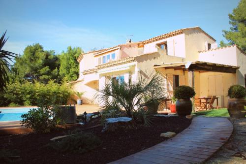 uma casa com jardim e piscina em LA CIVADE em La Ciotat