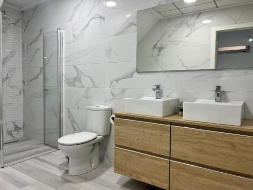 La salle de bains est pourvue de toilettes, d'un lavabo et d'une douche. dans l'établissement Casa Flore-Lou, à Orihuela Costa