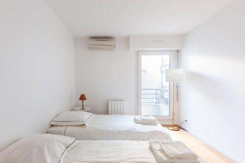 Tempat tidur dalam kamar di 3 bedroom flat close Montmartre