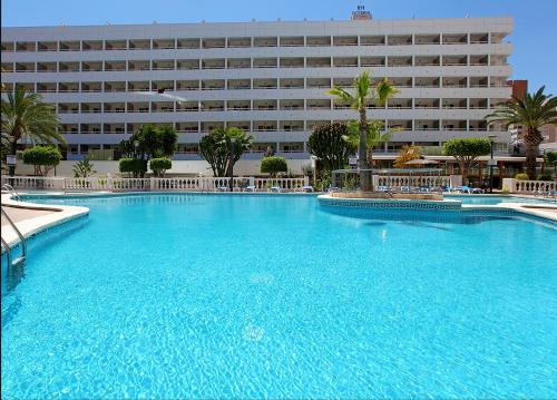 Poseidon Resort في بنيدورم: مسبح كبير امام الفندق