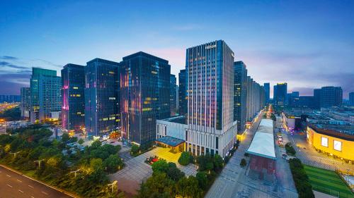 eine Skyline der Stadt mit hohen Gebäuden und einer Straße in der Unterkunft Hilton Nanjing in Nanjing