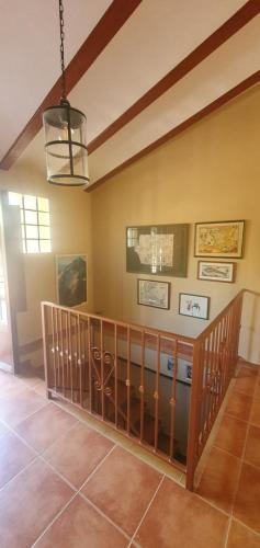 una habitación con una escalera en una casa en Casa Salem-Benicadell en Salem