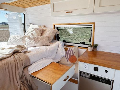 Cama o camas de una habitación en The Feather Van