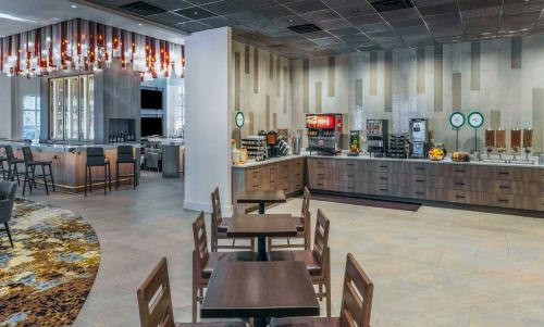 Lounge nebo bar v ubytování Embassy Suites by Hilton Raleigh Durham Airport Brier Creek