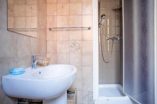 uma casa de banho com um lavatório e um chuveiro em Vatican Apartments 1-2 em Roma