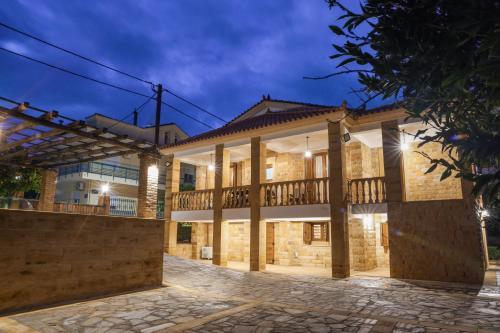 un'immagine di una casa di notte di Archontiko Frideriki Luxury Apartments a Chio (Chios)
