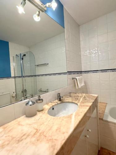 y baño con lavabo y espejo. en Acogedor alojamiento en Martinet, Cerdanya., en Martinet