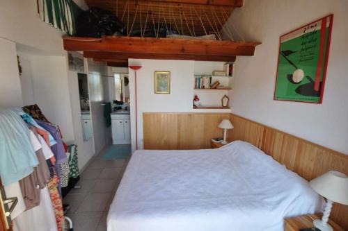 une chambre avec un lit blanc dans une pièce dans l'établissement CORSE VILLA CARPE DIEM VUE MER 6 PERS PISCINE, à Santa-Maria-Poggio