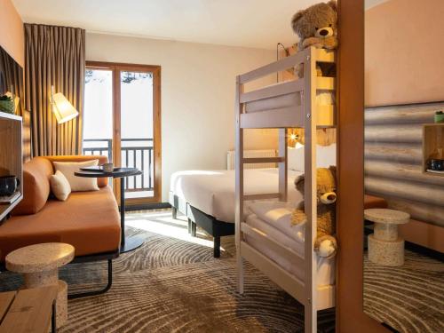 レ・ズッシュにあるibis Styles Les Houches Chamonixの二段ベッドとベッドルームが備わるホテルルームです。