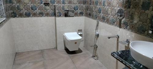 La salle de bains est pourvue de toilettes et d'un lavabo. dans l'établissement Garden of Eden resort, à Srinagar