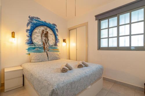 une chambre avec un lit avec des serviettes dessus dans l'établissement Andrea's Home, à San Bartolomé