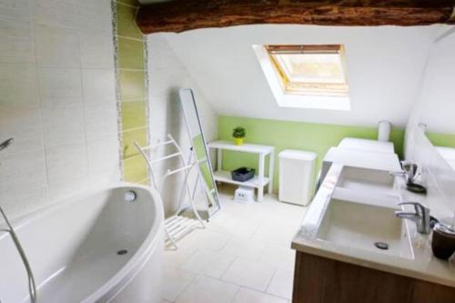 a bathroom with a bath tub and a sink at Maison de campagne au calme entre Vézelay Avallon in Domecy-sur-le-Vault