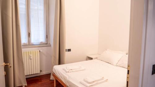 a bedroom with a bed with two towels on it at APPARTAMENTO Superhouse PIAZZA DUOMO AREA in Milan