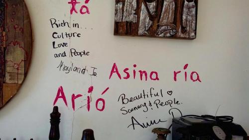 a white wall with writing on it at Hotel - Granja de Animales San Basilio de Palenque in San Basilio del Palenque