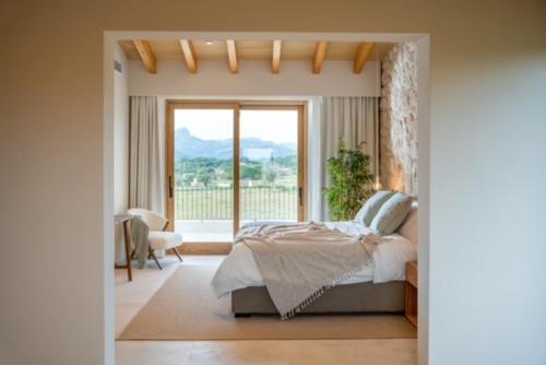 una camera con un letto e una grande finestra di Luxury Villa Can Xanet a Alcudia