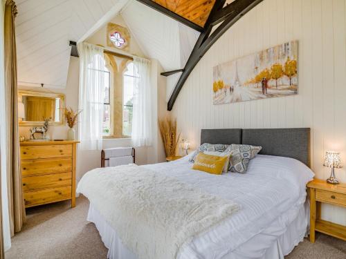Schlafzimmer mit einem großen weißen Bett und einem Fenster in der Unterkunft 4 Bed in Bridport 58847 in Powerstock