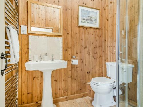 ein Bad mit einem WC und einem Waschbecken in der Unterkunft 4 Bed in Bridport 58847 in Powerstock