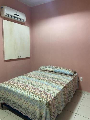 1 Schlafzimmer mit einem Bett und Klimaanlage in der Unterkunft Kit net nova in Ananindeua