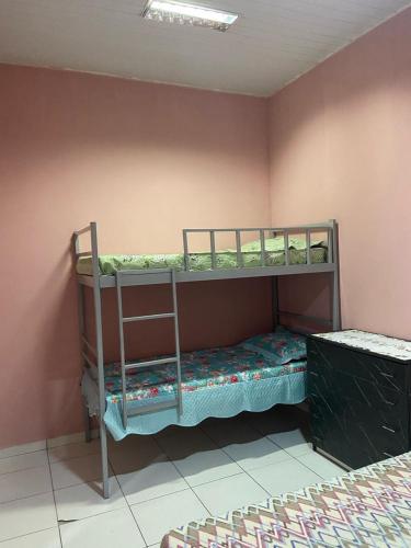 1 Schlafzimmer mit 2 Etagenbetten in einem Zimmer in der Unterkunft Kit net nova in Ananindeua