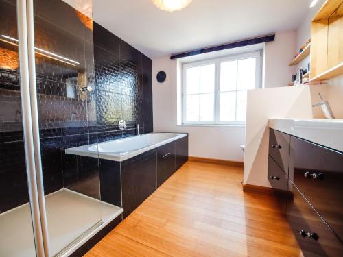 een badkamer met een wastafel en een bad bij Maison Le Saint Pierre with lots of charm in Modave