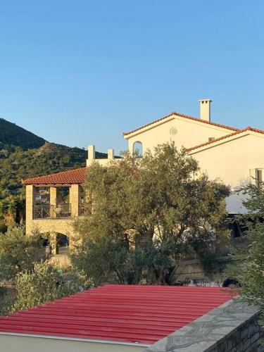Το κτήριο όπου στεγάζεται  η βίλα