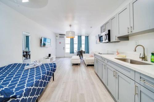 cocina y sala de estar con cama y lavamanos en Beachy 1 b/r, w/2 Queen Beds, On Ocean Drive Beach en Miami Beach