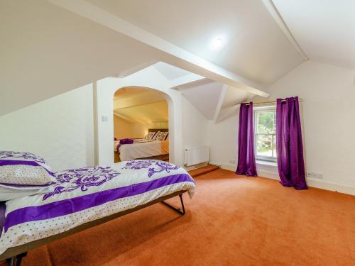 1 dormitorio con cortinas moradas y 1 cama. en 2 Bed in Kirkby Stephen 78605 en Kirkby Stephen