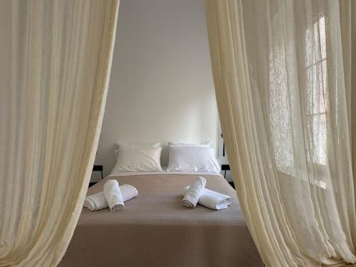Postel nebo postele na pokoji v ubytování Fouli,Syros Apartment,Ermoupoli