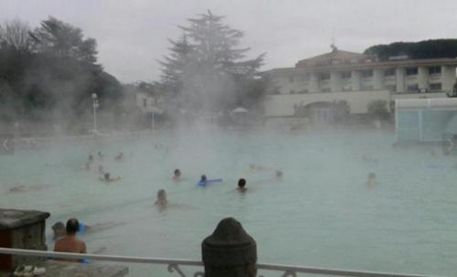een groep mensen die in een fontein zwemmen bij Casa Lale in Corchiano