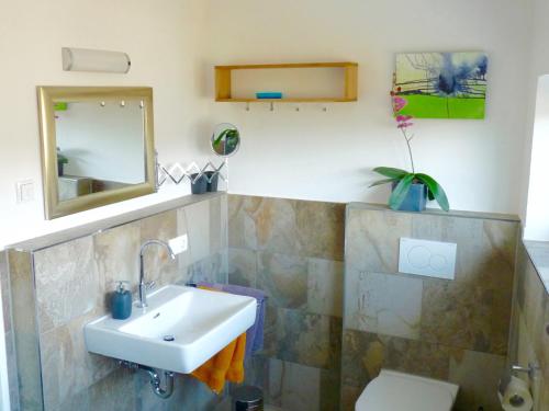 Koupelna v ubytování Ferienwohnung Am Landesteg - Maisonette mit 2 Balkonen exklusiv und am See