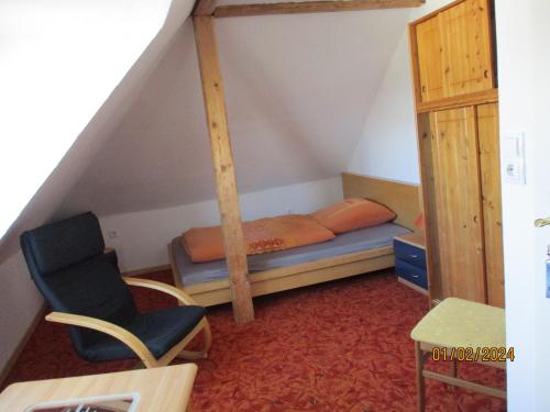 a bedroom with a bunk bed and a chair at Ferienwohnung Janne in Fürstenberg