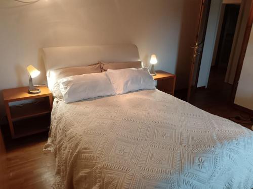 een slaapkamer met een bed met twee lampen op twee tafels bij Betta B&B in Gello