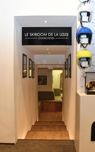 a hallway with a sign that reads le stropion de la lorele consultant at Hôtel de la Loze in Courchevel