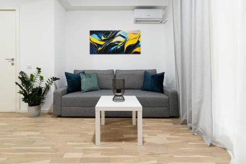 Et opholdsområde på Gabi - Chic Apt with Parking close to Veranda Mall