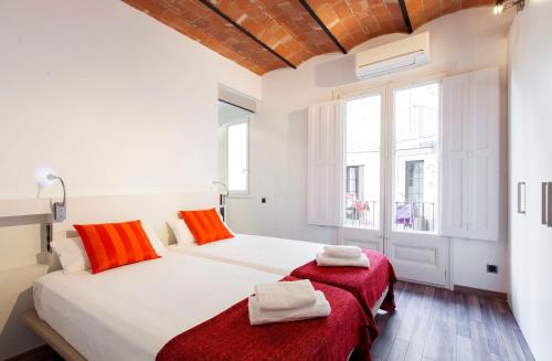 1 dormitorio con 2 camas y ventana en AB Paral·lel Spacious Apartments, en Barcelona