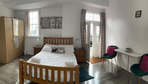 - une chambre avec un lit et deux chaises dans l'établissement Old Town View Apartment, à Édimbourg