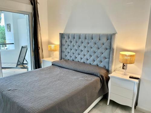 sypialnia z łóżkiem i 2 szafkami nocnymi z lampkami w obiekcie Mi Capricho, Luxury Apartment P 10 w mieście Mijas Costa