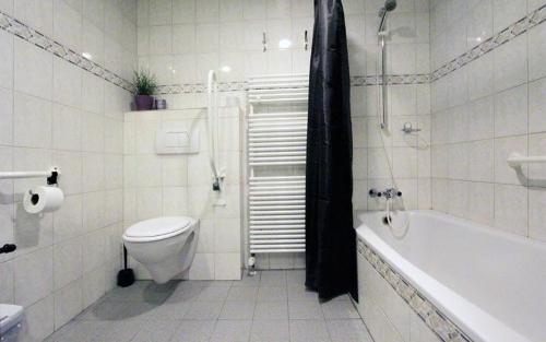 オッテルローにあるFamiliehuis De Sparのトイレ、浴槽、洗面台を備えたバスルーム