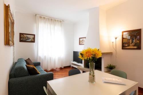 The Wall - Top Floor Apartment