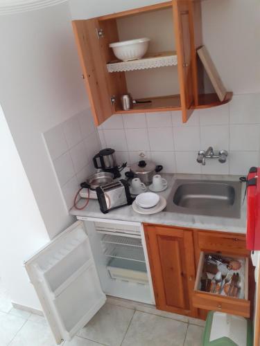 uma pequena cozinha com um lavatório e um fogão em Your Second Home 2 em Kámpos