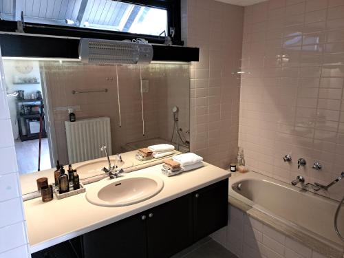 a bathroom with a sink and a bath tub at Stad & Strand Studio in Middelburg