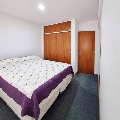 a bedroom with a large bed in a room at Departamento en barrio Martin in Rosario