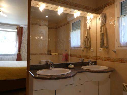 baño con 2 lavabos y espejo grande en Chambres d'Hôtes La Balaguère, en Cauterets
