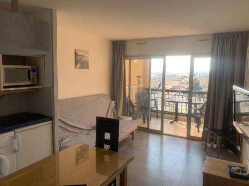 Il comprend une cuisine et un salon avec vue sur un balcon. dans l'établissement Bord de mer et commerces 588, à Cannes